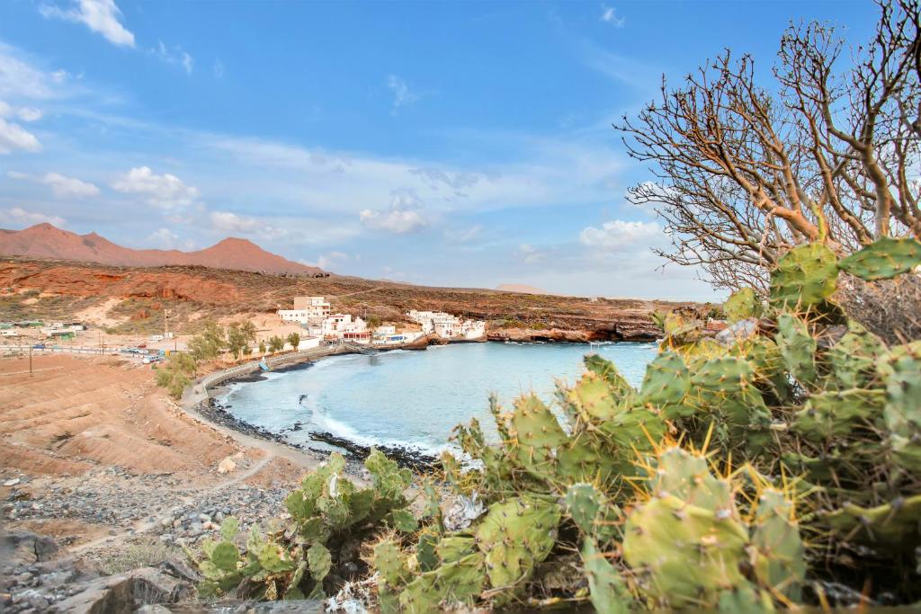 La Casa del Capitán - cove-view-with-cactus